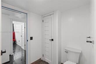 1351 NE Miami Gardens Dr in Miami, FL - Foto de edificio - Building Photo