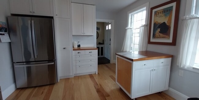 10 Pine Point Rd in Lynn, MA - Building Photo - Building Photo