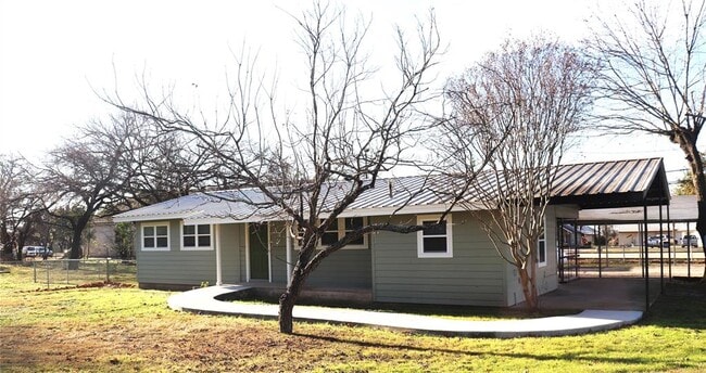 352 W Vaughan St in Bertram, TX - Building Photo - Building Photo