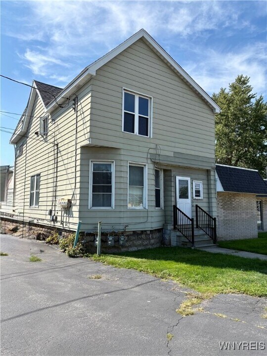 3637 Walden Ave in Lancaster, NY - Building Photo