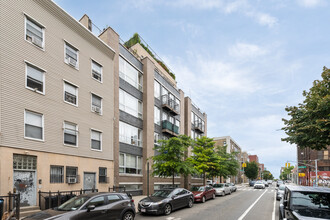 80 Meserole Street in Brooklyn, NY - Foto de edificio - Building Photo