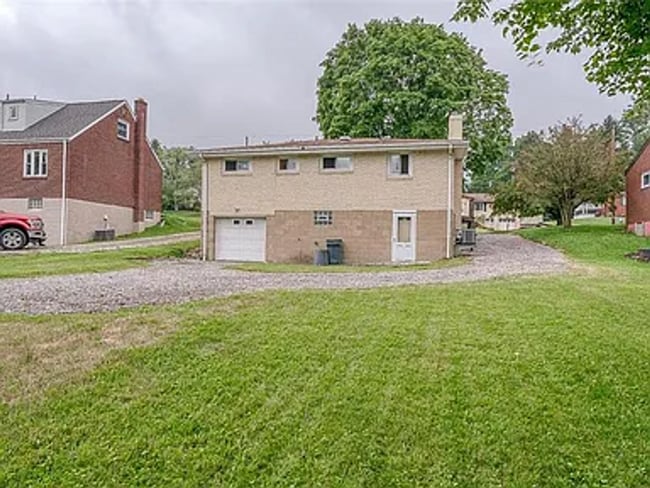 120 Rosemont Dr in Carnot-Moon, PA - Building Photo - Building Photo