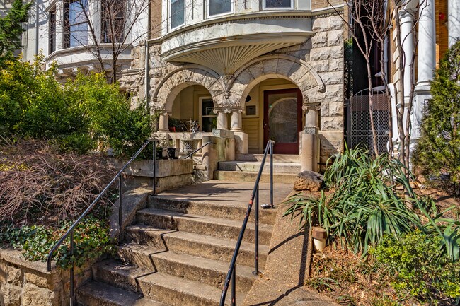 2011 Columbia Rd NW in Washington, DC - Building Photo - Building Photo