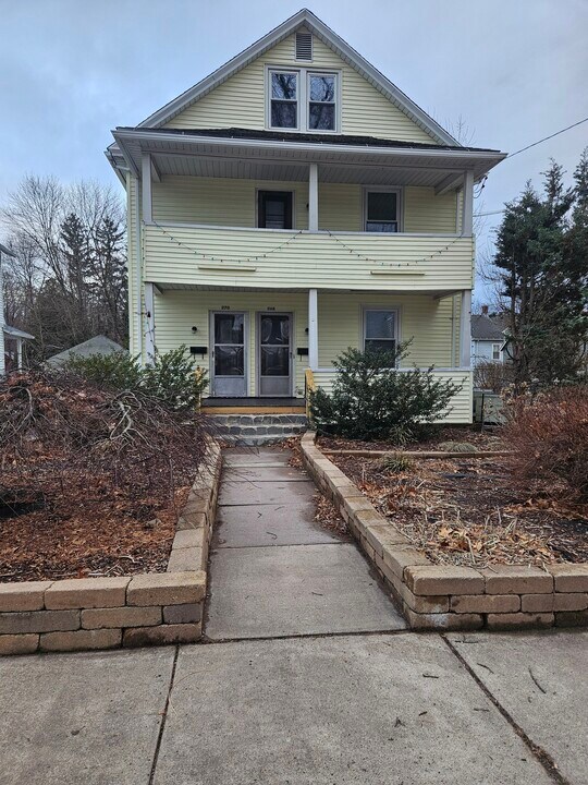 268 Oak St in Manchester, CT - Building Photo