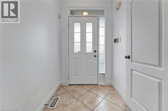 400 Stonehenge Dr in Hamilton, ON - Building Photo - Building Photo