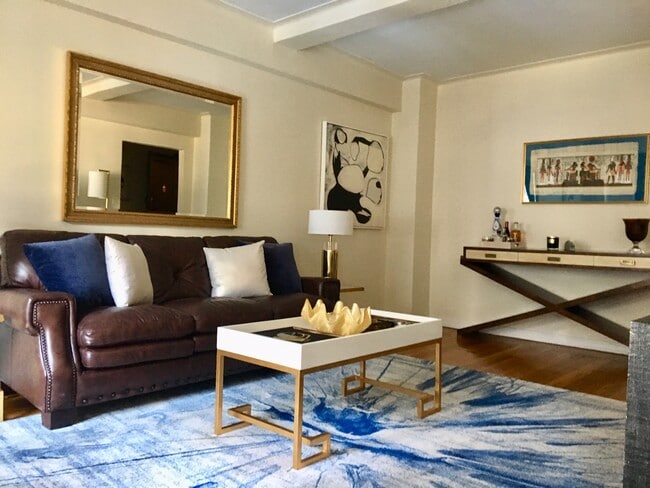 227 E 57th St, Unit 14C in New York, NY - Foto de edificio - Building Photo