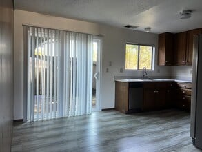 2214 Myrtle Avenue in Eureka, CA - Building Photo - Building Photo