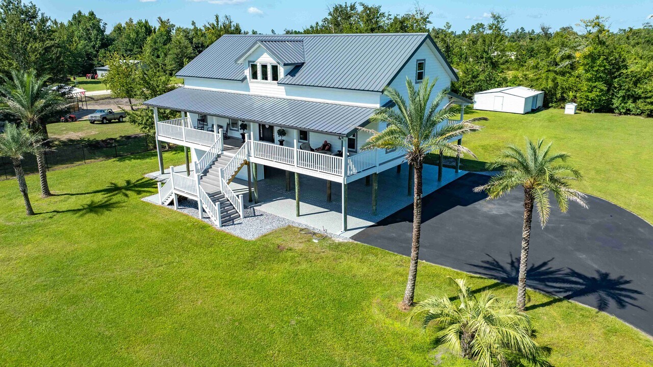 7211 Bay Crest Rd in Southport, FL - Building Photo