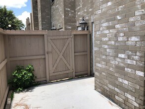 3178 Holly Hall St in Houston, TX - Building Photo - Building Photo