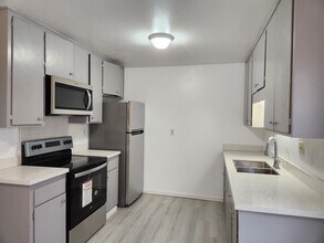 9220 Bancroft Ave in Oakland, CA - Building Photo - Building Photo