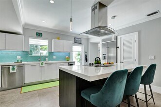 4705 Granada Blvd in Coral Gables, FL - Foto de edificio - Building Photo