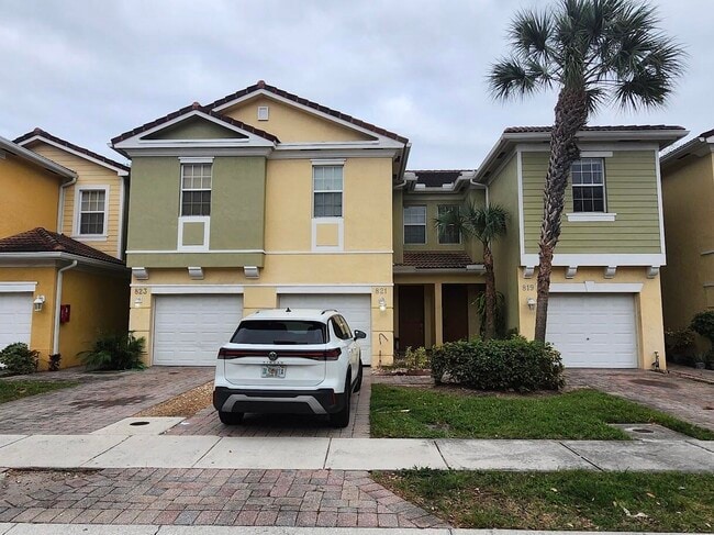 property at 821 Pipers Cay Dr