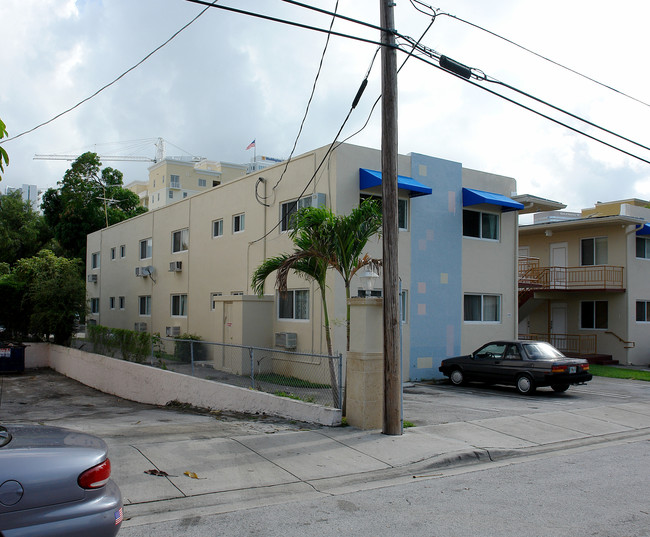 165 SW 12th St in Miami, FL - Building Photo - Building Photo