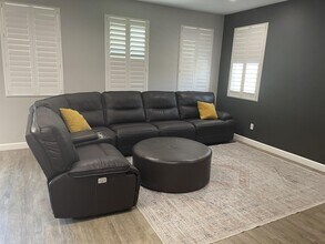 1563 Silver Shadow Dr in Thousand Oaks, CA - Foto de edificio - Building Photo