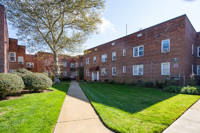 Hawthorne Gardens in Freeport, NY - Building Photo - Building Photo