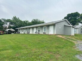 8473 Hiwassee St in Charleston, TN - Building Photo