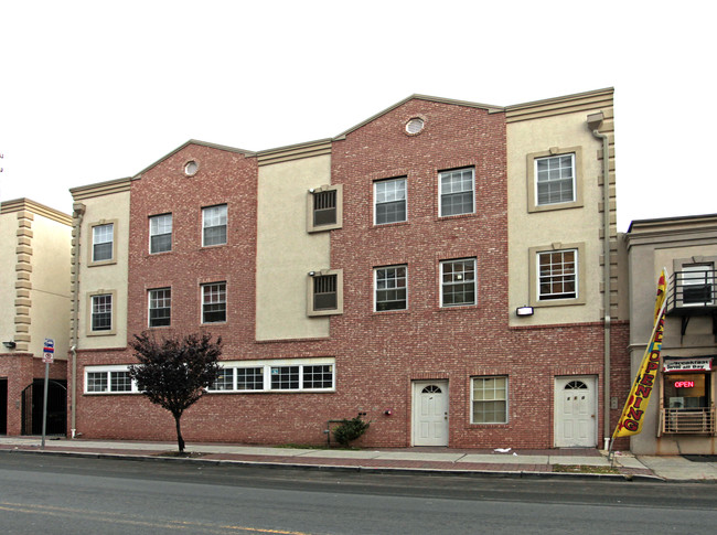 104 1st St in Elizabeth, NJ - Foto de edificio - Building Photo