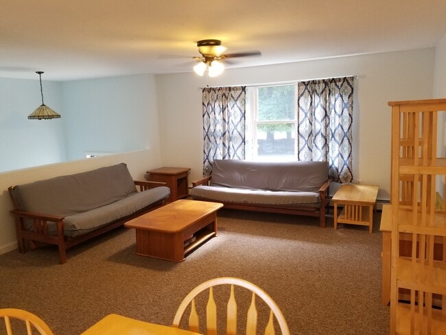 2337 Kingstown Rd in Kingston, RI - Foto de edificio - Building Photo