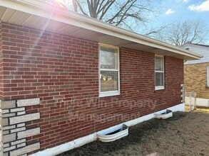 1110 Jennings Station Rd in St. Louis, MO - Foto de edificio - Building Photo