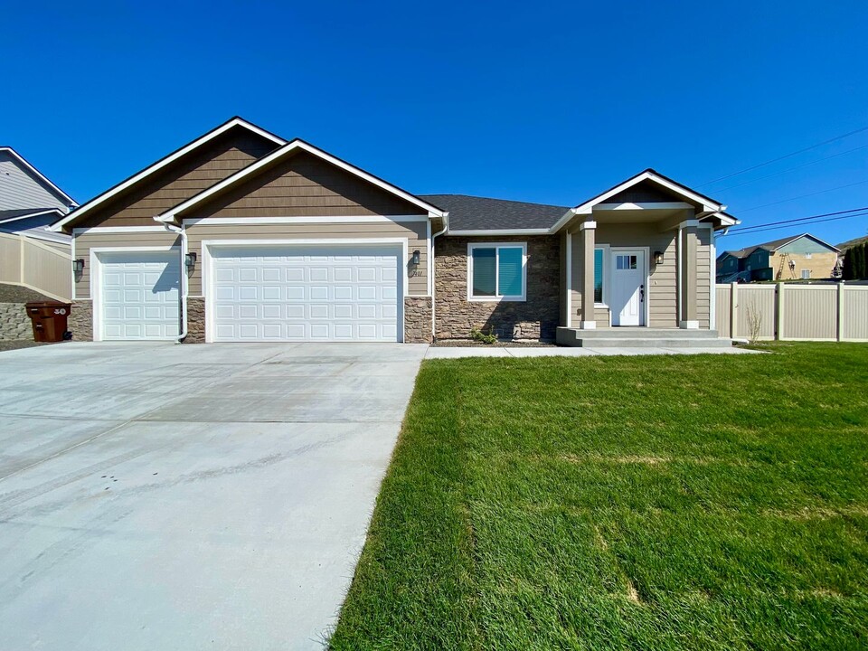 7401 Viewcrest Way in Yakima, WA - Building Photo