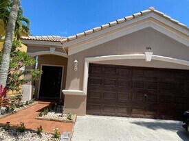644 Conservation Dr in Weston, FL - Building Photo