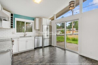 505 E Gloucester St in Gladstone, OR - Foto de edificio - Building Photo