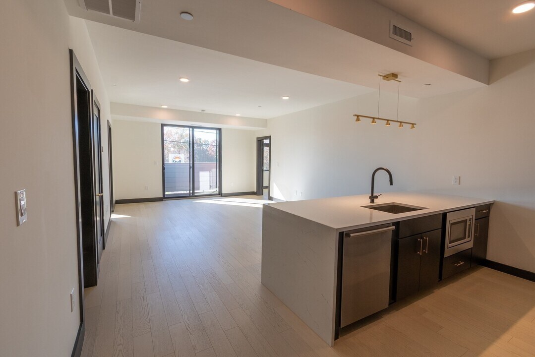 395 Alewife Brook Pky, Unit 2H in Somerville, MA - Foto de edificio