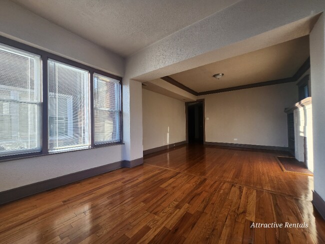 5810 W Erie St, Unit 1 in Chicago, IL - Building Photo - Building Photo
