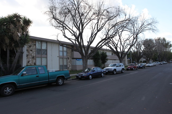 Reseda Continental in Reseda, CA - Building Photo - Building Photo