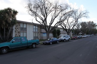 Reseda Continental in Reseda, CA - Foto de edificio - Building Photo