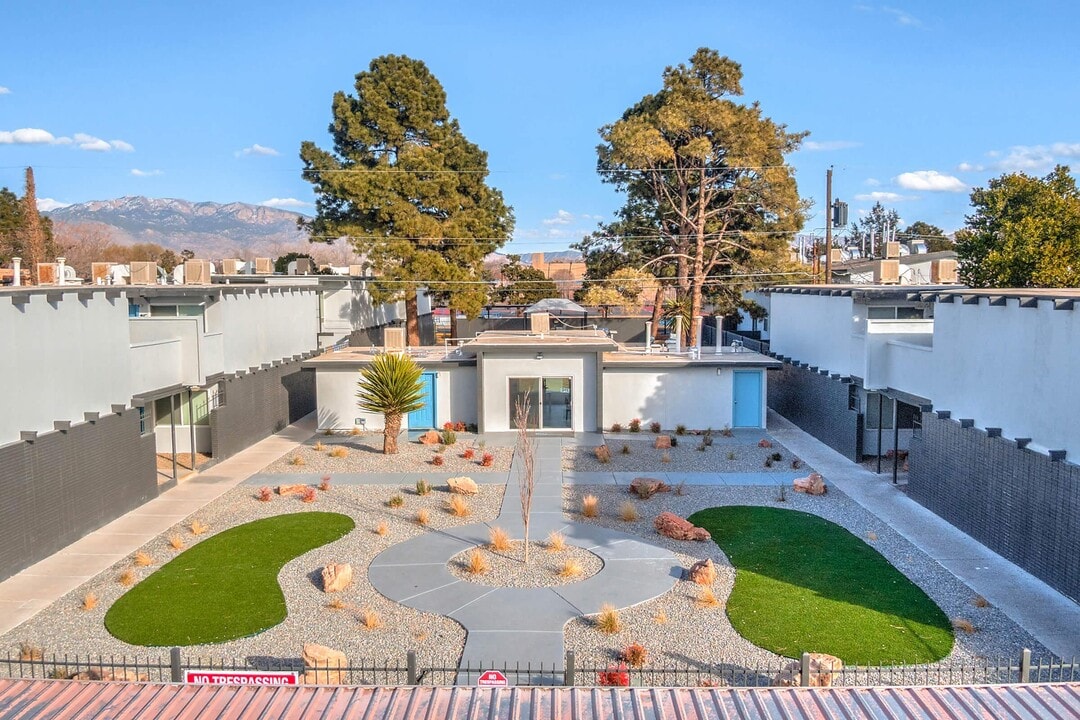 The Valencia Apartments in Albuquerque, NM - Building Photo