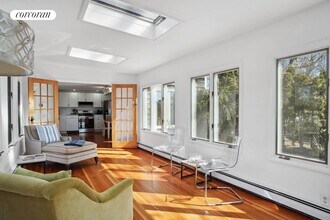 56 Pine Neck Ave in Sag Harbor, NY - Foto de edificio - Building Photo