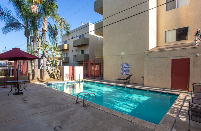 Sylvan Apartments in Van Nuys, CA - Foto de edificio - Building Photo