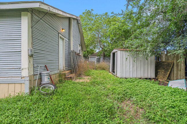 111 W Atchley Ave, Unit B in Alvarado, TX - Building Photo - Building Photo