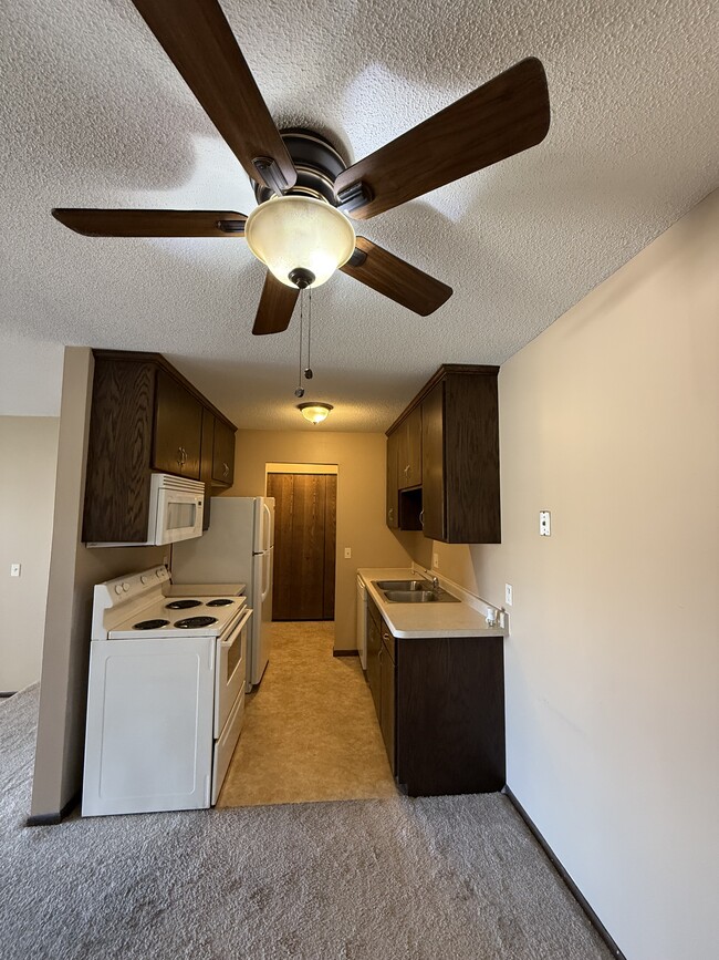 1650 Highway 36 W, Unit APT 365 in Roseville, MN - Foto de edificio - Building Photo