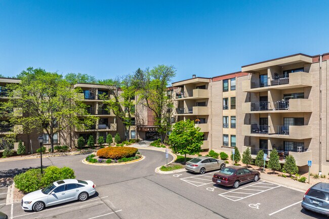 6650-6730 Vernon Ave S in Edina, MN - Building Photo - Primary Photo