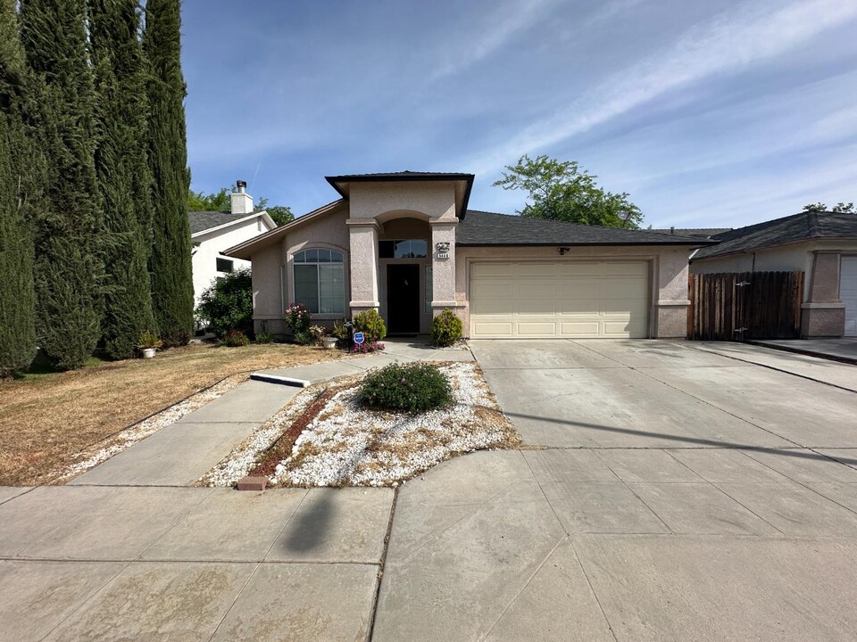 5446 W Morris Ave in Fresno, CA - Building Photo