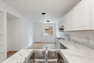 1010 Bird Creek Dr in Austin, TX - Building Photo