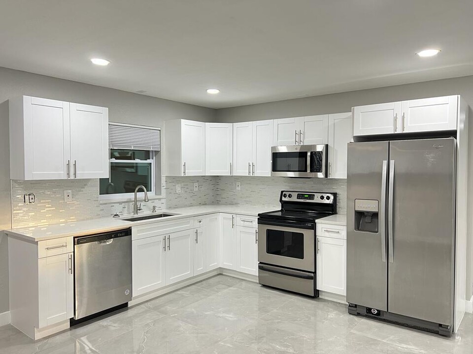 125 Barcelona Dr in Royal Palm Beach, FL - Building Photo