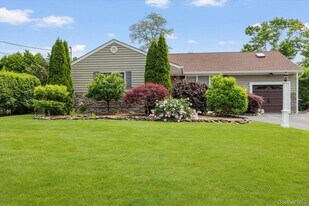 13 Colonial Ln in Bellport, NY - Building Photo