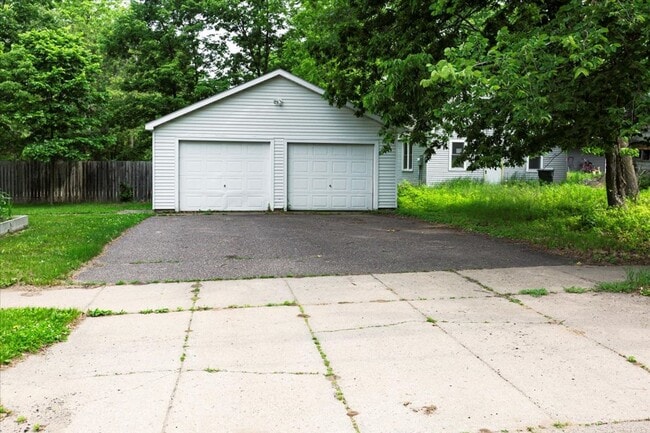 820 10th St E in Menomonie, WI - Building Photo - Building Photo