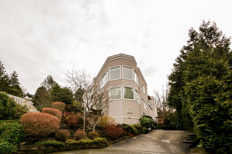 8035 SE 33rd Pl in Mercer Island, WA - Building Photo