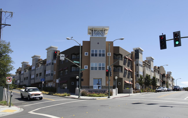 Lincoln Court Senior Apartment in Oakland, CA - Building Photo - Building Photo