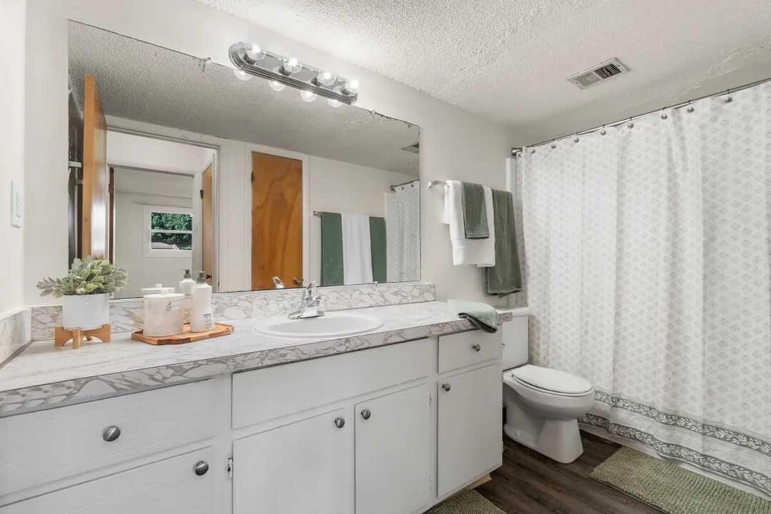 Hull Flats in East Lansing, MI - Building Photo