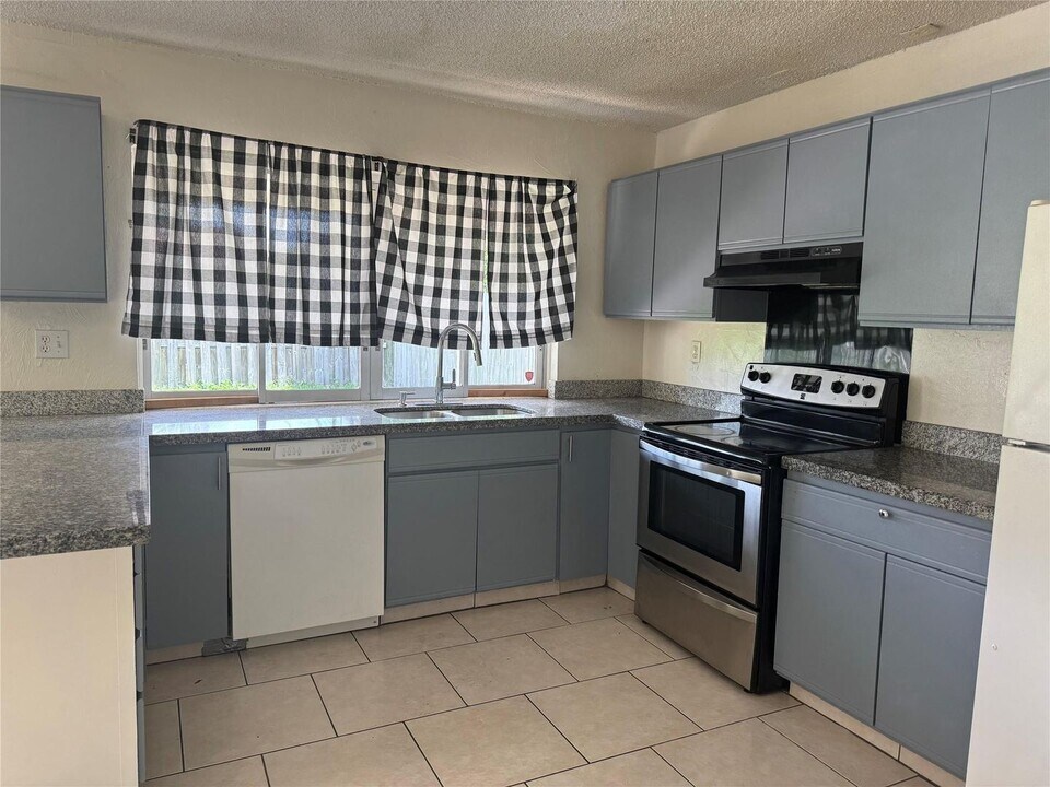 9651 Sunset Strip in Sunrise, FL - Foto de edificio