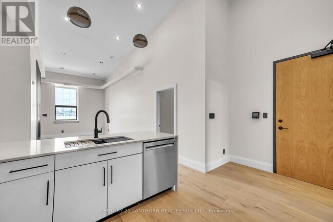 38 Front St in Quinte West, ON - Building Photo - Building Photo