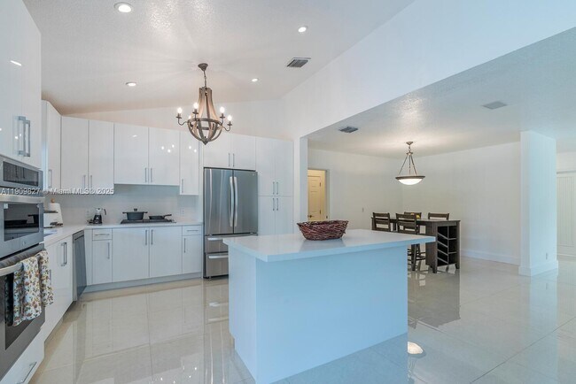 8425 SW 185th St in Cutler Bay, FL - Building Photo - Building Photo