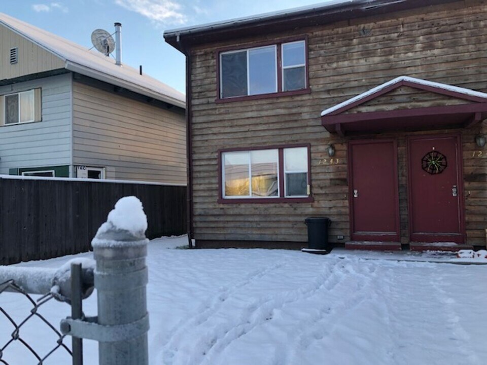 1243-1245 Kennicott Ave in Fairbanks, AK - Building Photo