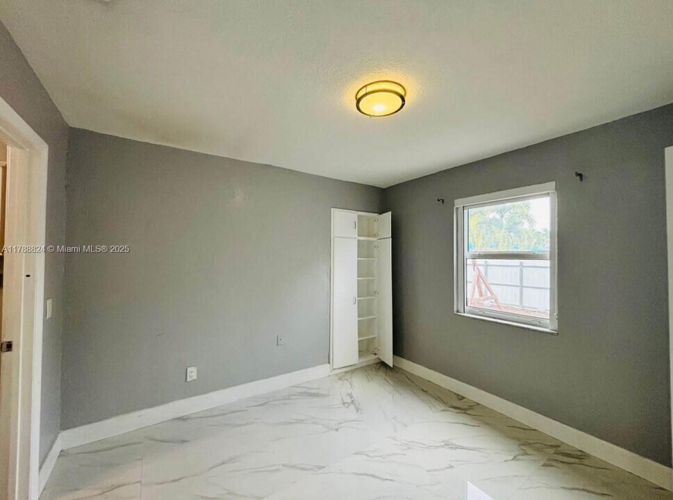 11001 SW 56th St-Unit -1 in Miami, FL - Building Photo