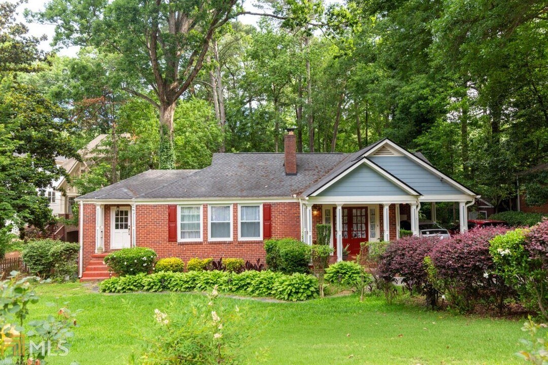 656 Timm Valley Rd NE in Atlanta, GA - Foto de edificio